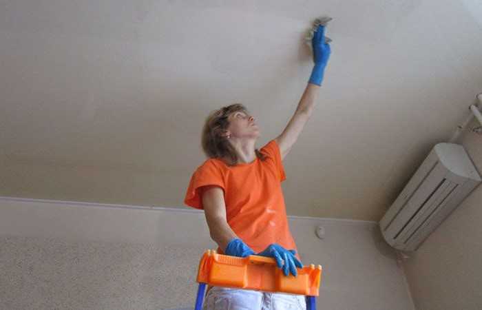 Как очистить и привести в порядок потолок из пенопласта на кухне