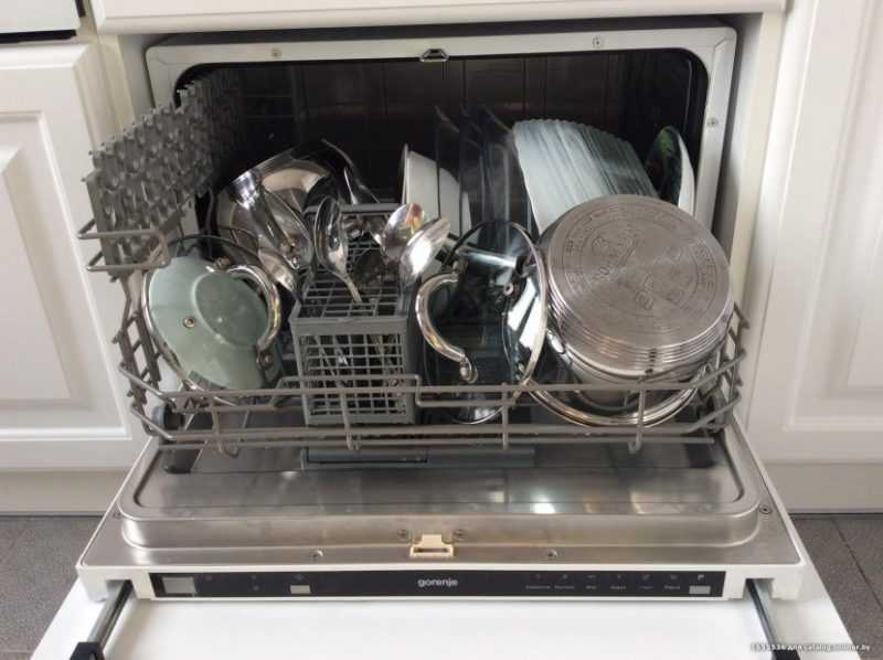 В каких случаях нужно устанавливать на кухне малогабаритные посудомоечные машины под раковину или мойку, как их устанавливать и каковы их преимущества.