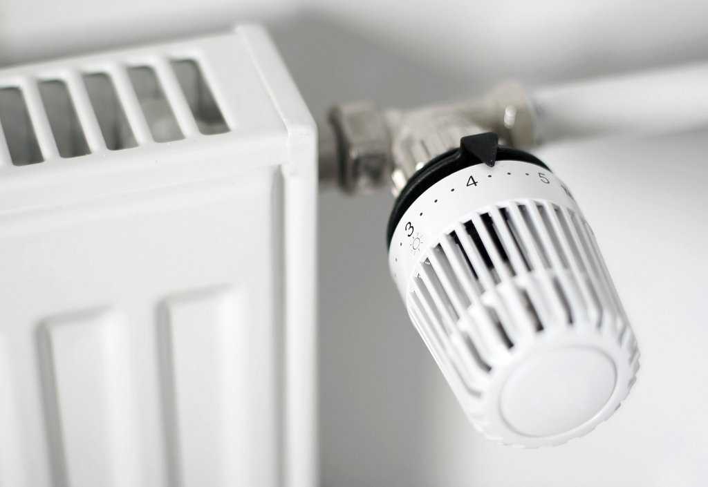 Иногда возникает необходимость подстроить температуру в каждом конкретном помещении. Сделать это можно установив терморегулятор для радиатора отопления.