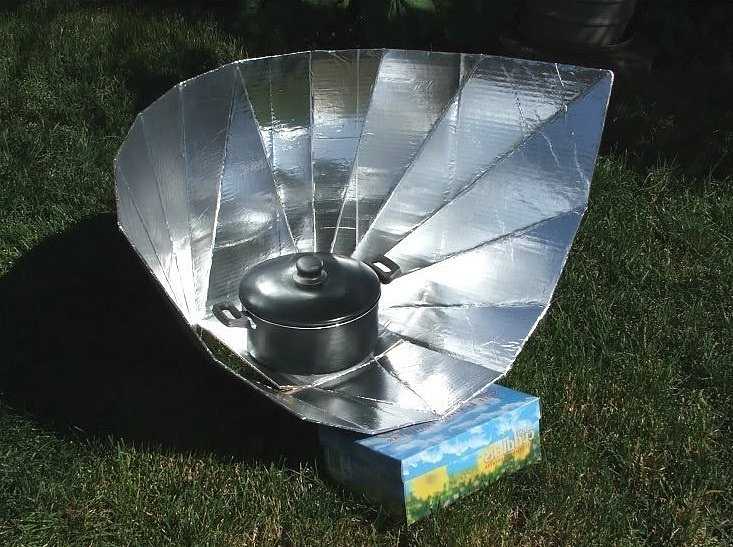 Интересную модель самодельного параболического солнечного концентратора создал талантливый изобретатель. Для ее изготовления не нужны зеркала, поэтому она очень легкая и не будет грузом в походе.