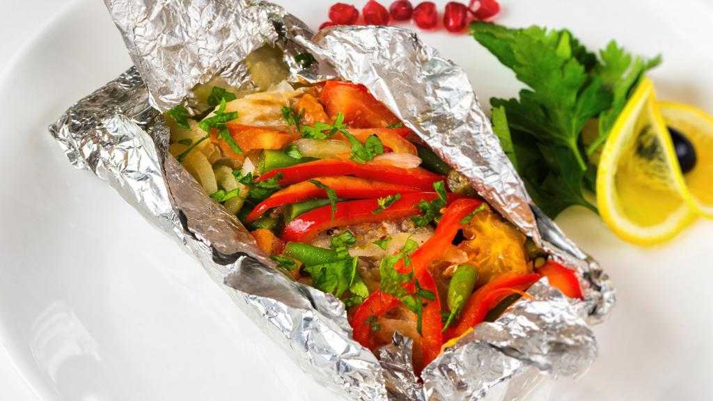 Какой стороной фольги запекать в духовке мясо и рыбу — матовой или блестящей? кулинарные советы и 2 вкусных рецепта запеченных блюд