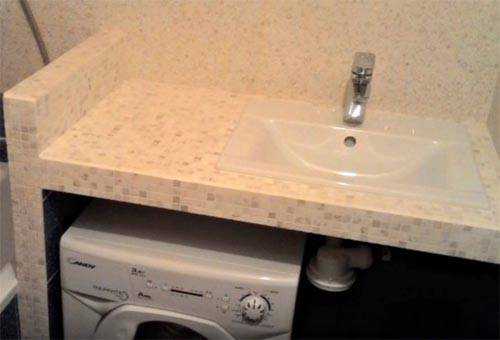 Столешница для ванной комнаты под раковину должна быть качественной и от проверенного производителя. Как происходит установка и крепление модели из дерева или плитки? Как самостоятельно смонтировать столешницу на умывальник в ванной комнате?