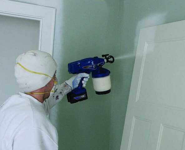 Покраска потолка с помощью краскопульта водоэмульсионной краской