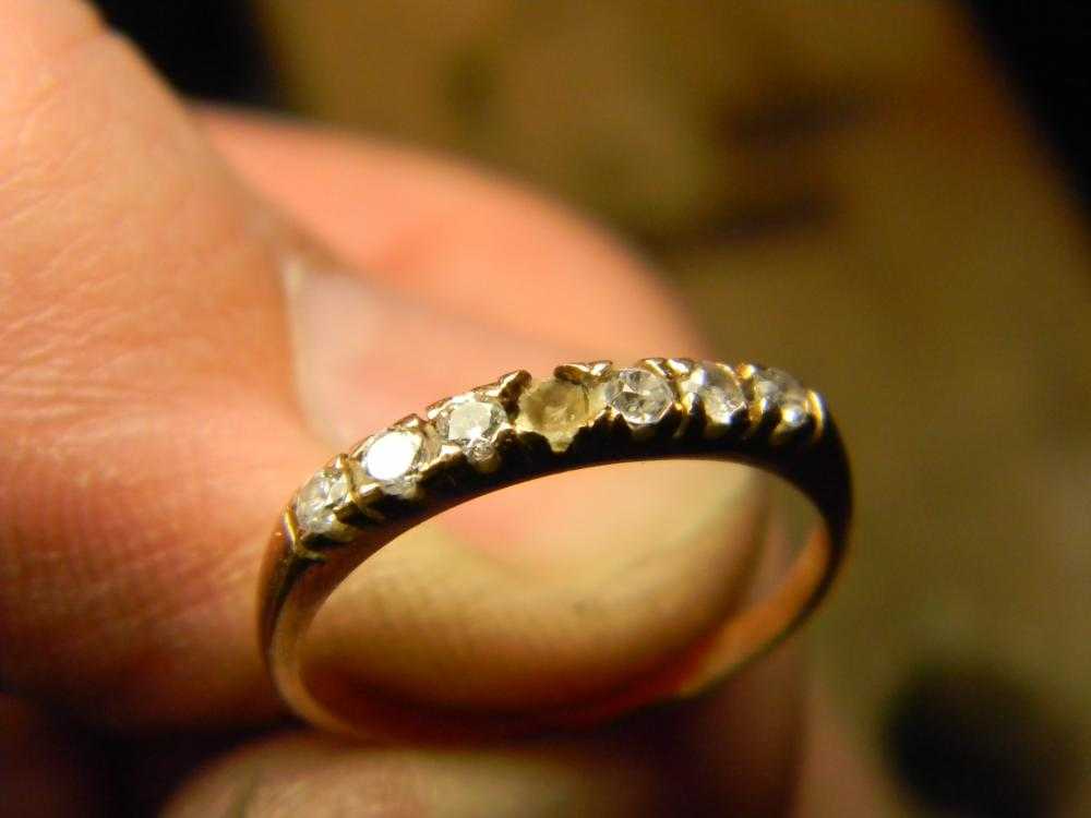 Сломанное золотое кольцо. Кольцо с камнем. Выпал камень из кольца. Кольцо с выпавшим камнем.