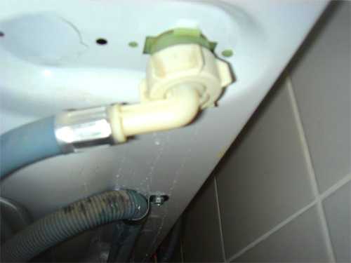 Стиральная машина индезит течет: каковы причины подтекания воды (течь в районе сливного фильтра, снизу под стиралкой и так далее), способы устранения неполадок