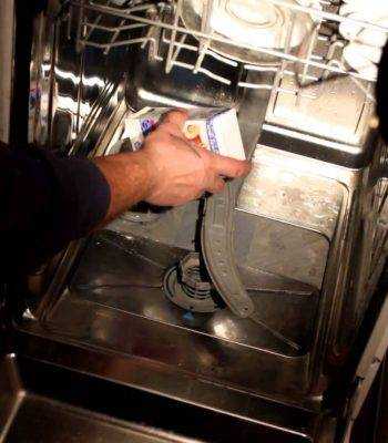 Как в домашних условиях следует чистить посудомоечную машину от жира?