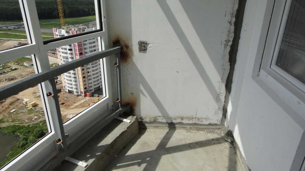 Как утеплить раздвижные окна на балконе?