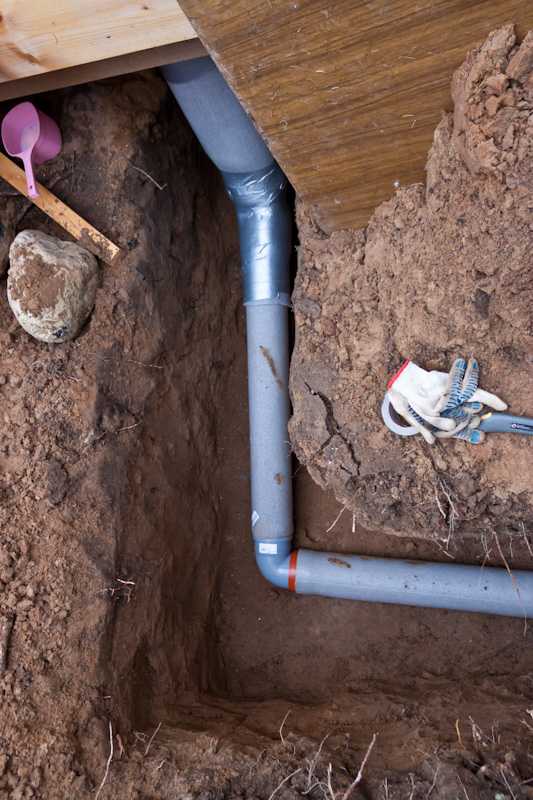На какую глубину закапывать канализационные трубы: нормы снип, расчеты и ошибки