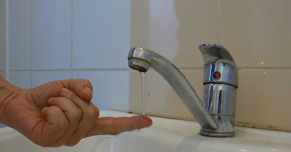 Слабый напор воды в квартире: пошаговая инструкция действий, когда и куда можно написать жалобу | услуги жкх в 2022 году